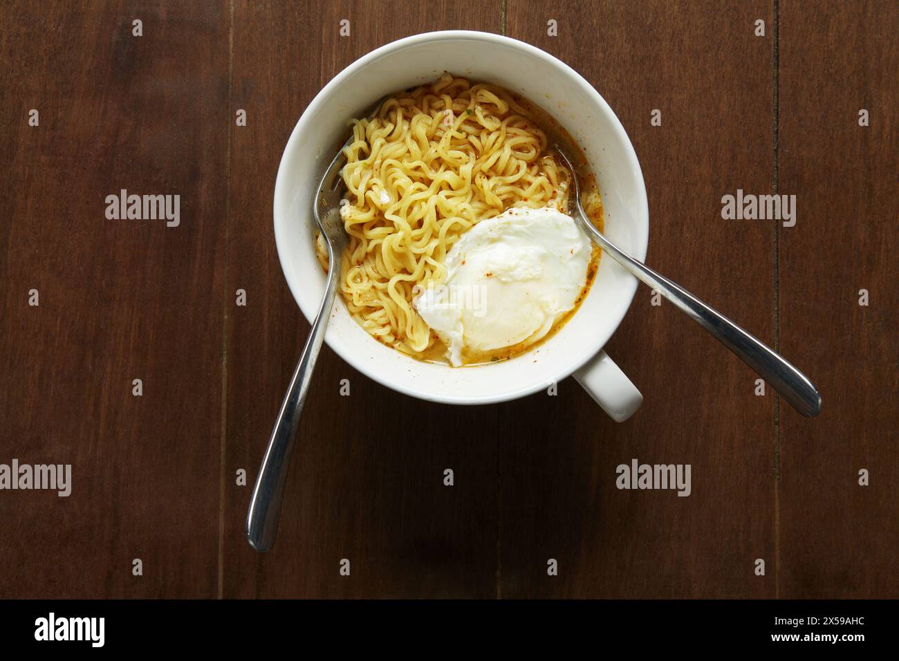 L'aspetto originale di spaghetti istantanei e uova bollite cotte in casa in un recipiente senza piegare il cibo Foto Stock