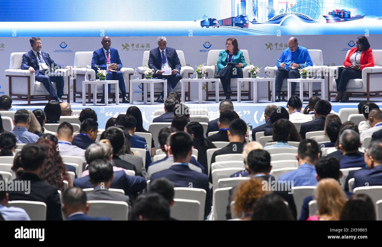 SHENZHEN, 8 maggio 2024 (Xinhua) -- gli ospiti partecipano a una discussione alla 6a Conferenza mondiale dell'Organizzazione delle dogane (WCO) Global Authorized Economic Operator (AEO) a Shenzhen, nella provincia del Guangdong della Cina meridionale, 8 maggio 2024. Mercoledì si è aperta a Shenzhen la 6a conferenza mondiale dell'OMD. La conferenza, ospitata dall'OMD e co-ospitata dall'Amministrazione generale delle dogane (GAC) della Cina e dal governo municipale di Shenzhen, durerà tre giorni sul tema "sfruttare il potere dei programmi AEO per un commercio globale inclusivo e sostenibile". Più di 1.200 delegati Foto Stock