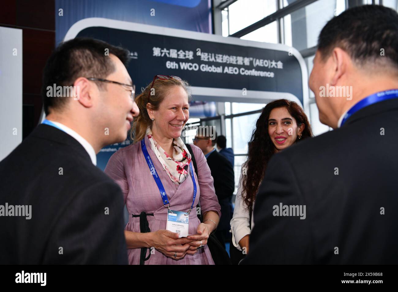 SHENZHEN, 8 maggio 2024 (Xinhua) -- gli ospiti parlano alla 6a Conferenza dell'Organizzazione Mondiale delle dogane (WCO) Global Authorized Economic Operator (AEO) a Shenzhen, nella provincia del Guangdong della Cina meridionale, 8 maggio 2024. Mercoledì si è aperta a Shenzhen la 6a conferenza mondiale dell'OMD. La conferenza, ospitata dall'OMD e co-ospitata dall'Amministrazione generale delle dogane (GAC) della Cina e dal governo municipale di Shenzhen, durerà tre giorni sul tema "sfruttare il potere dei programmi AEO per un commercio globale inclusivo e sostenibile". Più di 1.200 delegati della dogana, Foto Stock
