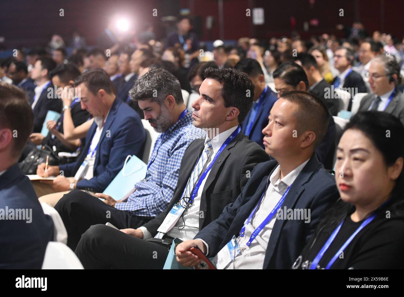 SHENZHEN, 8 maggio 2024 (Xinhua) -- gli ospiti partecipano alla cerimonia di apertura della 6a Conferenza dell'operatore economico autorizzato globale (AEO) dell'Organizzazione Mondiale delle dogane (WCO) a Shenzhen, nella provincia del Guangdong della Cina meridionale, 8 maggio 2024. Mercoledì si è aperta a Shenzhen la 6a conferenza mondiale dell'OMD. La conferenza, ospitata dall'OMD e co-ospitata dall'Amministrazione generale delle dogane (GAC) della Cina e dal governo municipale di Shenzhen, durerà tre giorni sul tema "sfruttare il potere dei programmi AEO per un commercio globale inclusivo e sostenibile". Più di 1.200 d. Foto Stock