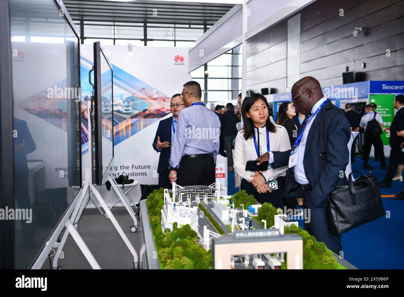 SHENZHEN, 8 maggio 2024 (Xinhua) -- gli ospiti visitano lo stand di Huawei alla 6a Conferenza mondiale degli operatori economici autorizzati (AEO) dell'Organizzazione mondiale delle dogane (WCO) a Shenzhen, nella provincia del Guangdong della Cina meridionale, 8 maggio 2024. Mercoledì si è aperta a Shenzhen la 6a conferenza mondiale dell'OMD. La conferenza, ospitata dall'OMD e co-ospitata dall'Amministrazione generale delle dogane (GAC) della Cina e dal governo municipale di Shenzhen, durerà tre giorni sul tema "sfruttare il potere dei programmi AEO per un commercio globale inclusivo e sostenibile". Più di 1.200 del Foto Stock