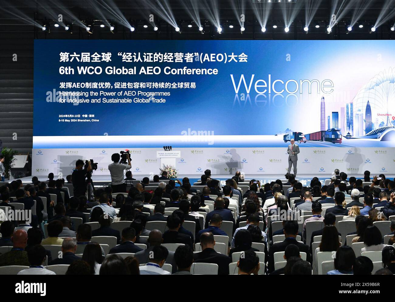 SHENZHEN, 8 maggio 2024 (Xinhua) -- gli ospiti partecipano alla cerimonia di apertura della 6a Conferenza dell'operatore economico autorizzato globale (AEO) dell'Organizzazione Mondiale delle dogane (WCO) a Shenzhen, nella provincia del Guangdong della Cina meridionale, 8 maggio 2024. Mercoledì si è aperta a Shenzhen la 6a conferenza mondiale dell'OMD. La conferenza, ospitata dall'OMD e co-ospitata dall'Amministrazione generale delle dogane (GAC) della Cina e dal governo municipale di Shenzhen, durerà tre giorni sul tema "sfruttare il potere dei programmi AEO per un commercio globale inclusivo e sostenibile". Più di 1.200 d. Foto Stock