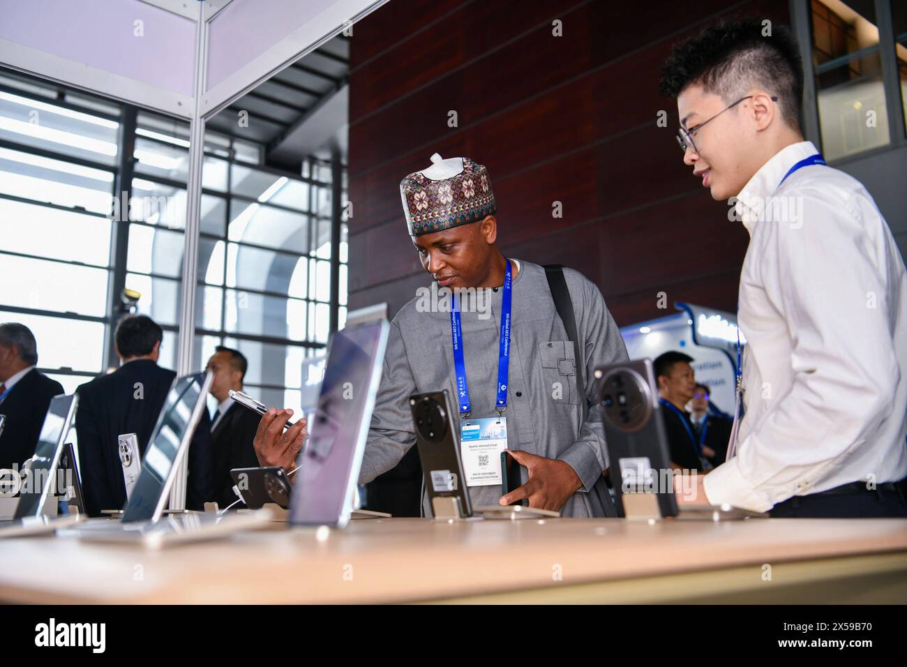 SHENZHEN, 8 maggio 2024 (Xinhua) -- Un ospite prova un cellulare Oppo alla 6a Conferenza mondiale dell'operatore economico autorizzato (AEO) dell'Organizzazione mondiale delle dogane (WCO) a Shenzhen, nella provincia del Guangdong della Cina meridionale, 8 maggio 2024. Mercoledì si è aperta a Shenzhen la 6a conferenza mondiale dell'OMD. La conferenza, ospitata dall'OMD e co-ospitata dall'Amministrazione generale delle dogane (GAC) della Cina e dal governo municipale di Shenzhen, durerà tre giorni sul tema "sfruttare il potere dei programmi AEO per un commercio globale inclusivo e sostenibile". Più di 1.200 dele Foto Stock