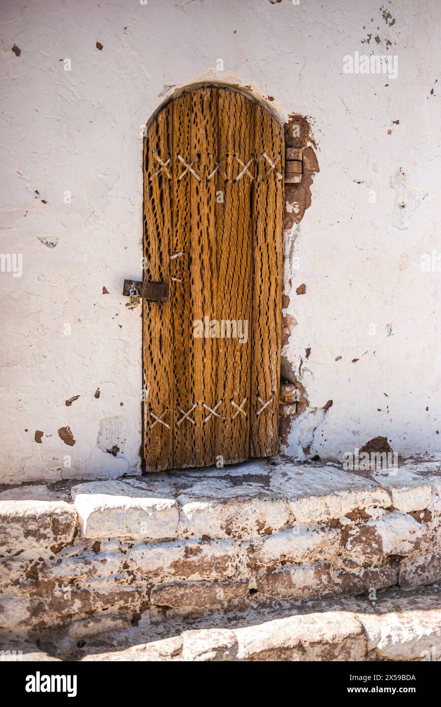 Porta realizzata in legno di Cholla, vista in una chiesa vicino a San Pedro de Atacama, Cile. Foto Stock