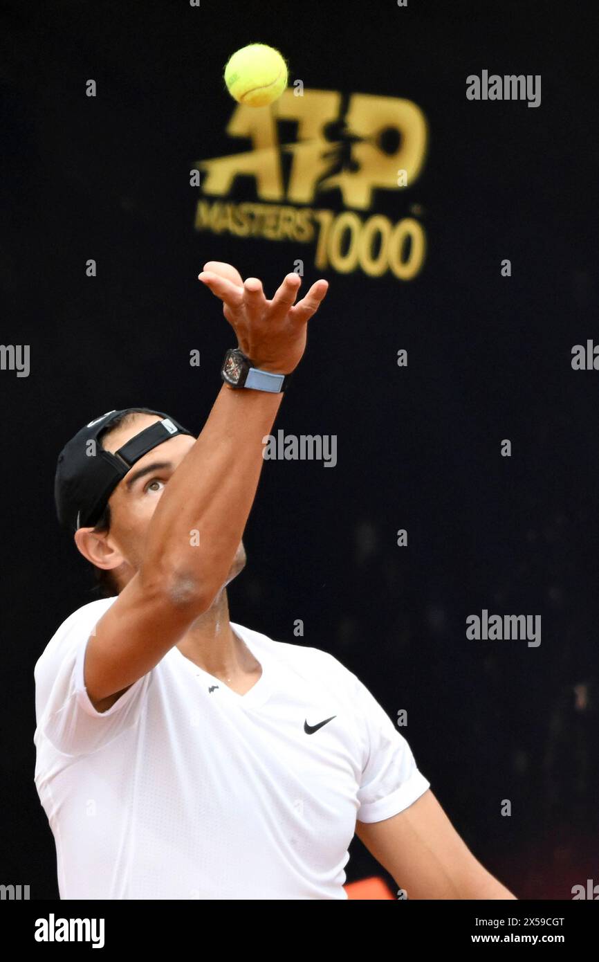 Roma, Italia. 8 maggio 2024. Rafael Nadal di Spagna partecipa ad un allenamento al torneo di tennis internazionali BNL d'Italia 2024 al foro Italico di Roma, l'8 maggio 2024. Crediti: Insidefoto di andrea staccioli/Alamy Live News Foto Stock