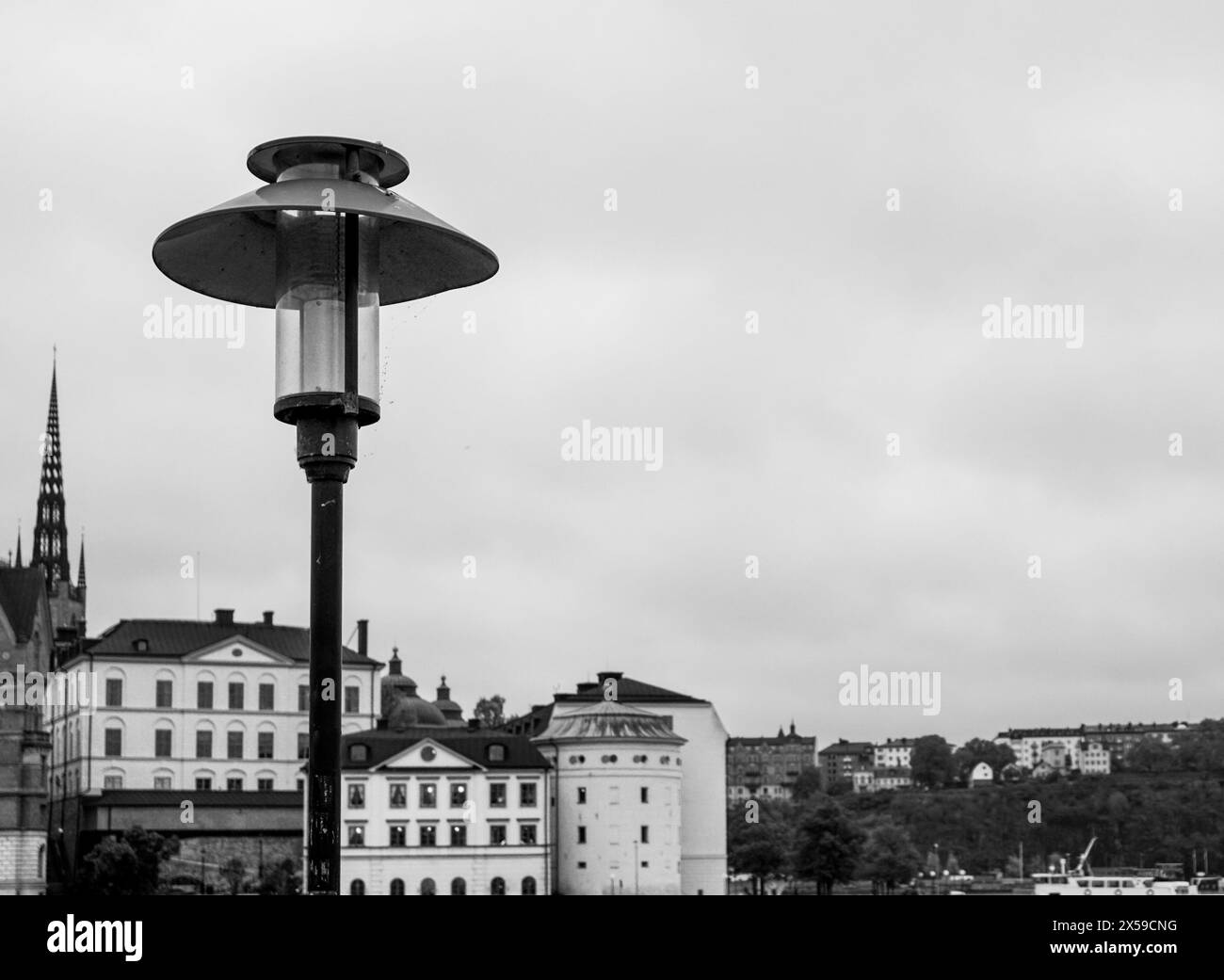Vista di un lampione di fronte agli edifici Foto Stock