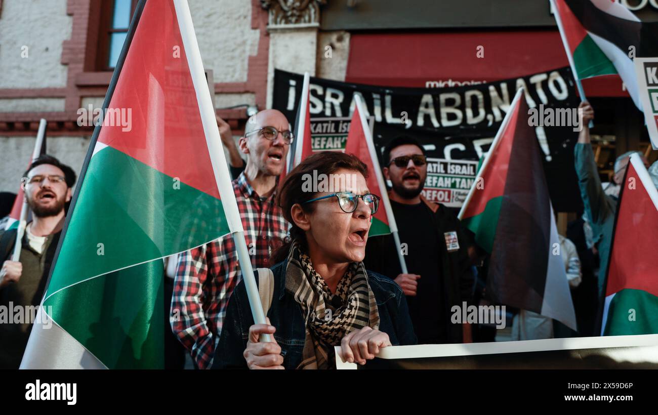 Istanbul, Turchia. 7 maggio 2024. Un manifestante canta slogan mentre tiene una bandiera durante la dimostrazione. Il gruppo Freedom for Palestine di Istanbul ha organizzato una marcia di solidarietà con Gaza, alzando la voce contro gli attacchi israeliani alla città di Rafah. Hanno cantato "lunga vita alla rivolta!" E 'lunga vita alla Palestina!' Mentre chiede il boicottaggio del commercio turco con Israele. Credito: SOPA Images Limited/Alamy Live News Foto Stock