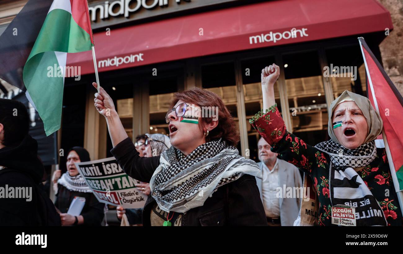 Istanbul, Turchia. 7 maggio 2024. Le manifestanti femminili cantano slogan e fanno gesti tenendo le bandiere durante la manifestazione. Il gruppo Freedom for Palestine di Istanbul ha organizzato una marcia di solidarietà con Gaza, alzando la voce contro gli attacchi israeliani alla città di Rafah. Hanno cantato "lunga vita alla rivolta!" E 'lunga vita alla Palestina!' Mentre chiede il boicottaggio del commercio turco con Israele. Credito: SOPA Images Limited/Alamy Live News Foto Stock