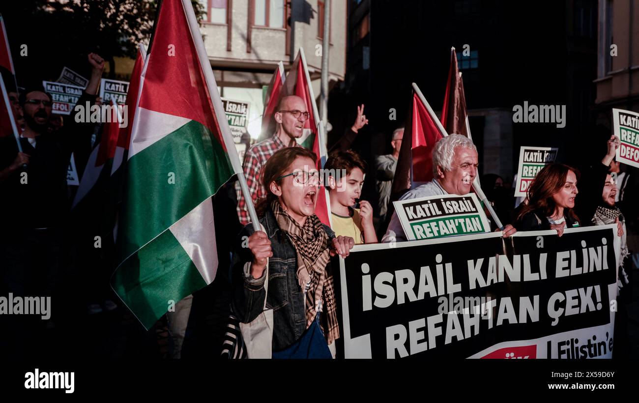 Istanbul, Turchia. 7 maggio 2024. I manifestanti cantano slogan mentre tengono bandiere e cartelli che esprimono la loro opinione durante la manifestazione. Il gruppo Freedom for Palestine di Istanbul ha organizzato una marcia di solidarietà con Gaza, alzando la voce contro gli attacchi israeliani alla città di Rafah. Hanno cantato "lunga vita alla rivolta!" E 'lunga vita alla Palestina!' Mentre chiede il boicottaggio del commercio turco con Israele. Credito: SOPA Images Limited/Alamy Live News Foto Stock