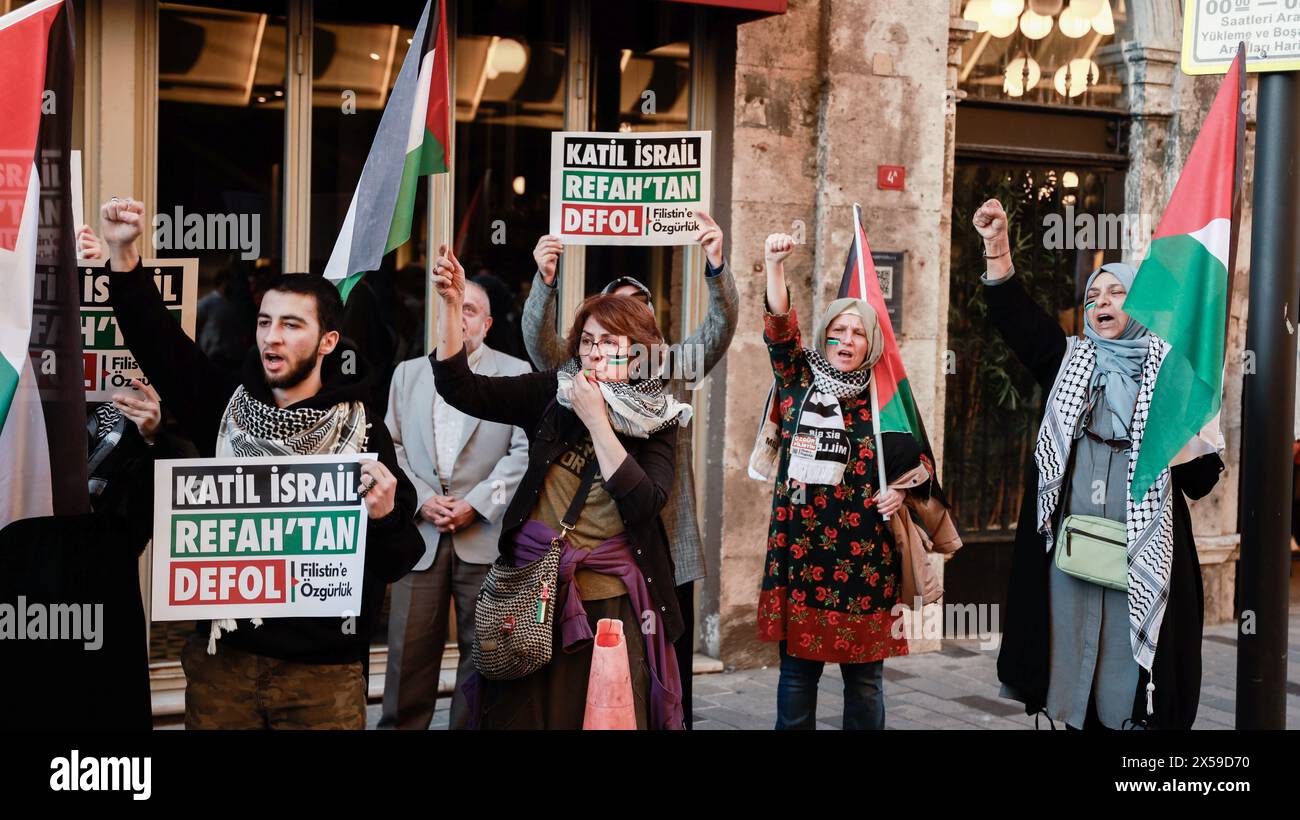 Istanbul, Turchia. 7 maggio 2024. I manifestanti cantano slogan e fanno gesti tenendo bandiere e cartelli che esprimono la loro opinione durante la manifestazione. Il gruppo Freedom for Palestine di Istanbul ha organizzato una marcia di solidarietà con Gaza, alzando la voce contro gli attacchi israeliani alla città di Rafah. Hanno cantato "lunga vita alla rivolta!" E 'lunga vita alla Palestina!' Mentre chiede il boicottaggio del commercio turco con Israele. Credito: SOPA Images Limited/Alamy Live News Foto Stock