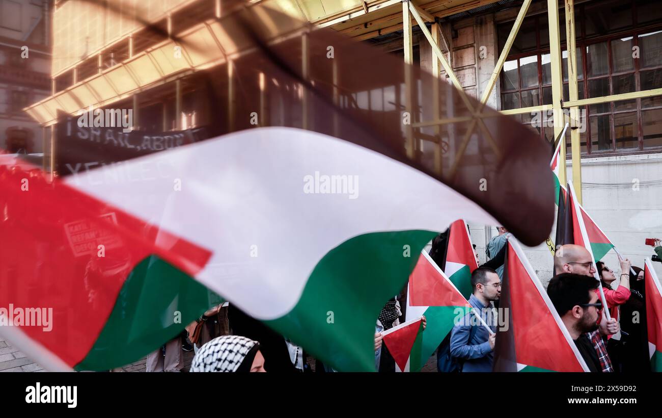 Istanbul, Turchia. 7 maggio 2024. I manifestanti tengono bandiere durante la dimostrazione. Il gruppo Freedom for Palestine di Istanbul ha organizzato una marcia di solidarietà con Gaza, alzando la voce contro gli attacchi israeliani alla città di Rafah. Hanno cantato "lunga vita alla rivolta!" E 'lunga vita alla Palestina!' Mentre chiede il boicottaggio del commercio turco con Israele. Credito: SOPA Images Limited/Alamy Live News Foto Stock