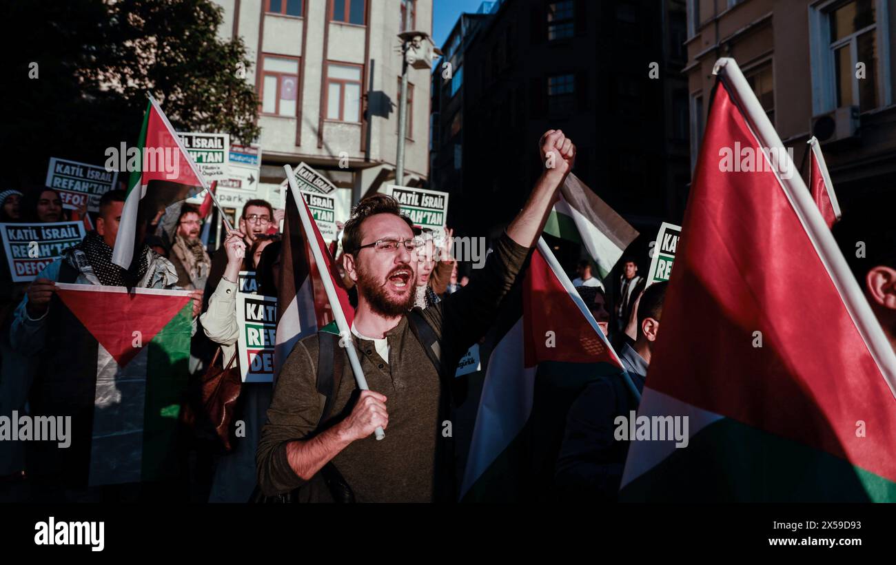 Istanbul, Turchia. 7 maggio 2024. Un manifestante canta slogan e fa gesti tenendo una bandiera durante la dimostrazione. Il gruppo Freedom for Palestine di Istanbul ha organizzato una marcia di solidarietà con Gaza, alzando la voce contro gli attacchi israeliani alla città di Rafah. Hanno cantato "lunga vita alla rivolta!" E 'lunga vita alla Palestina!' Mentre chiede il boicottaggio del commercio turco con Israele. Credito: SOPA Images Limited/Alamy Live News Foto Stock