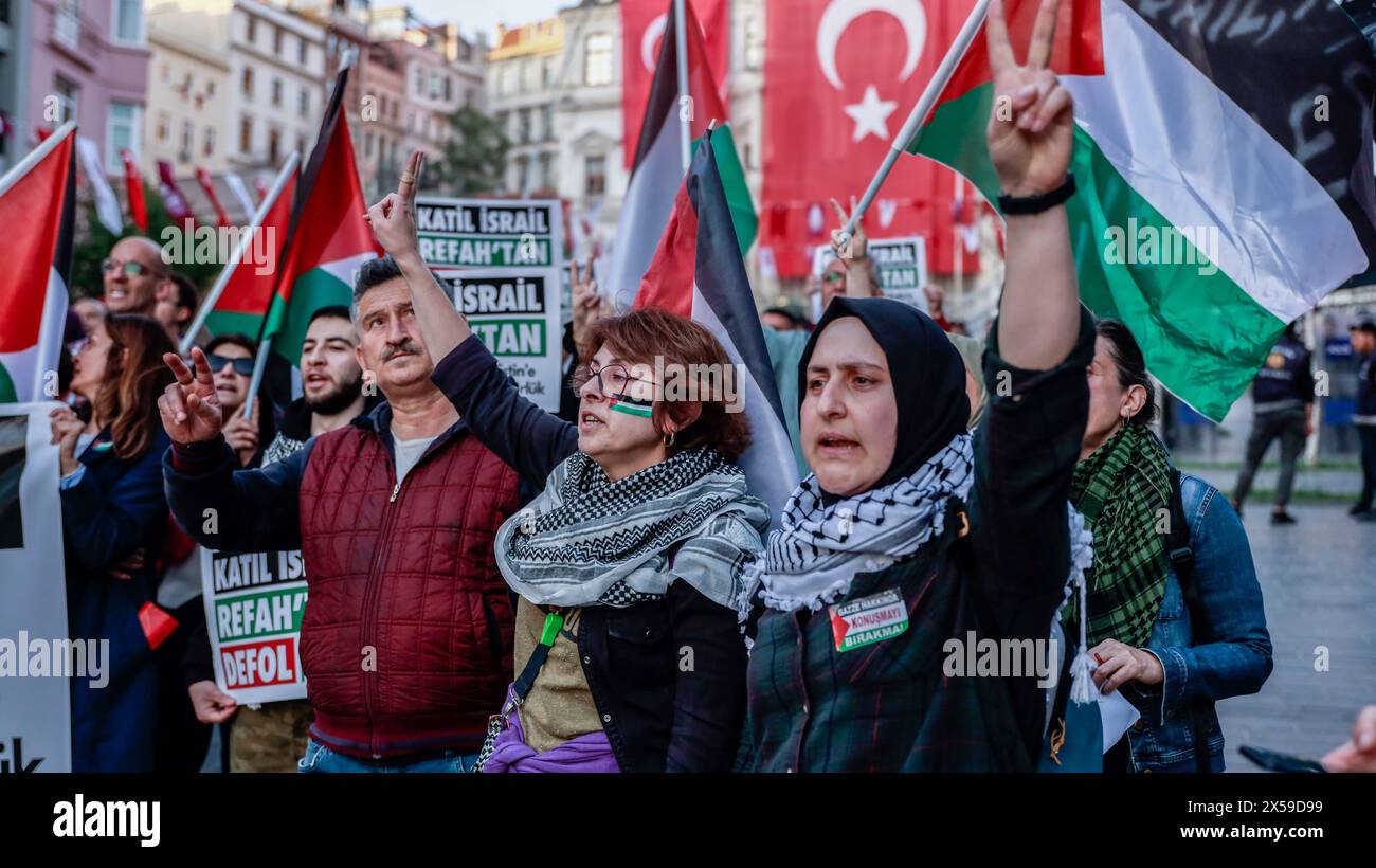 Istanbul, Turchia. 7 maggio 2024. I manifestanti cantano slogan e fanno gesti tenendo le bandiere durante la dimostrazione. Il gruppo Freedom for Palestine di Istanbul ha organizzato una marcia di solidarietà con Gaza, alzando la voce contro gli attacchi israeliani alla città di Rafah. Hanno cantato "lunga vita alla rivolta!" E 'lunga vita alla Palestina!' Mentre chiede il boicottaggio del commercio turco con Israele. Credito: SOPA Images Limited/Alamy Live News Foto Stock
