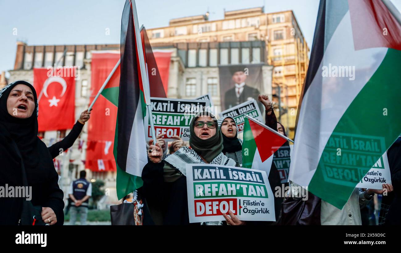 Istanbul, Turchia. 7 maggio 2024. I manifestanti cantano slogan mentre tengono bandiere e cartelli che esprimono la loro opinione durante la manifestazione. Il gruppo Freedom for Palestine di Istanbul ha organizzato una marcia di solidarietà con Gaza, alzando la voce contro gli attacchi israeliani alla città di Rafah. Hanno cantato "lunga vita alla rivolta!" E 'lunga vita alla Palestina!' Mentre chiede il boicottaggio del commercio turco con Israele. Credito: SOPA Images Limited/Alamy Live News Foto Stock