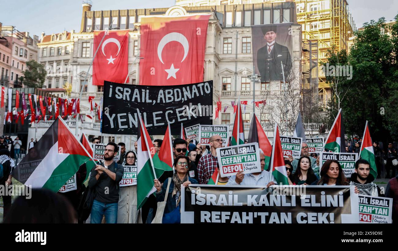 Istanbul, Turchia. 7 maggio 2024. I manifestanti cantano slogan mentre tengono bandiere e cartelli che esprimono la loro opinione durante la manifestazione. Il gruppo Freedom for Palestine di Istanbul ha organizzato una marcia di solidarietà con Gaza, alzando la voce contro gli attacchi israeliani alla città di Rafah. Hanno cantato "lunga vita alla rivolta!" E 'lunga vita alla Palestina!' Mentre chiede il boicottaggio del commercio turco con Israele. Credito: SOPA Images Limited/Alamy Live News Foto Stock