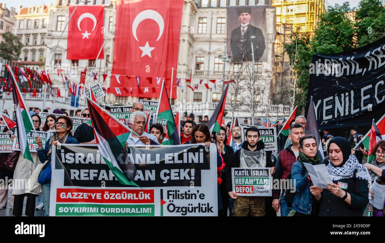 Istanbul, Turchia. 7 maggio 2024. I manifestanti cantano slogan mentre tengono bandiere e cartelli che esprimono la loro opinione durante la manifestazione. Il gruppo Freedom for Palestine di Istanbul ha organizzato una marcia di solidarietà con Gaza, alzando la voce contro gli attacchi israeliani alla città di Rafah. Hanno cantato "lunga vita alla rivolta!" E 'lunga vita alla Palestina!' Mentre chiede il boicottaggio del commercio turco con Israele. Credito: SOPA Images Limited/Alamy Live News Foto Stock