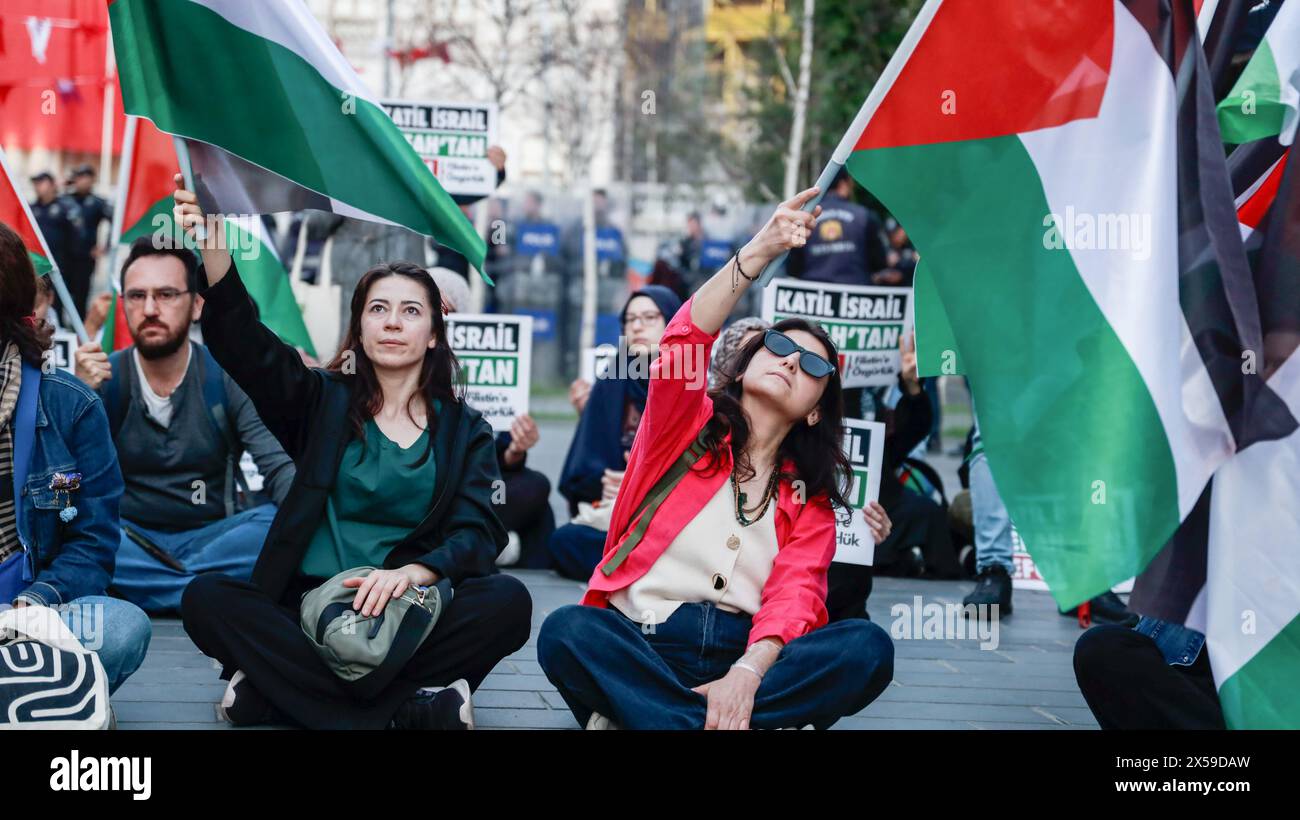 Istanbul, Turchia. 7 maggio 2024. I manifestanti tengono le bandiere mentre sono seduti sul pavimento durante la dimostrazione. Il gruppo Freedom for Palestine di Istanbul ha organizzato una marcia di solidarietà con Gaza, alzando la voce contro gli attacchi israeliani alla città di Rafah. Hanno cantato "lunga vita alla rivolta!" E 'lunga vita alla Palestina!' Mentre chiede il boicottaggio del commercio turco con Israele. Credito: SOPA Images Limited/Alamy Live News Foto Stock
