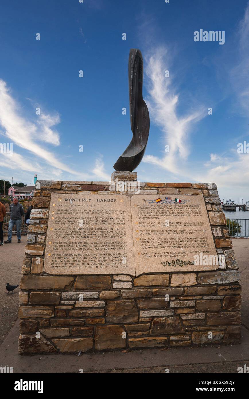 Monterey Harbor Monument con Open Book Design e Feather Like Object, California Foto Stock