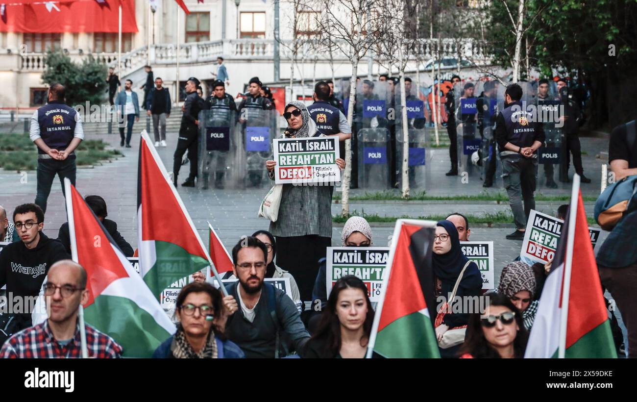 Istanbul, Turchia. 7 maggio 2024. I manifestanti tengono bandiere durante la dimostrazione. Il gruppo Freedom for Palestine di Istanbul ha organizzato una marcia di solidarietà con Gaza, alzando la voce contro gli attacchi israeliani alla città di Rafah. Hanno cantato "lunga vita alla rivolta!" E 'lunga vita alla Palestina!' Mentre chiede il boicottaggio del commercio turco con Israele. (Foto di Shady Alassar/SOPA Images/Sipa USA) credito: SIPA USA/Alamy Live News Foto Stock