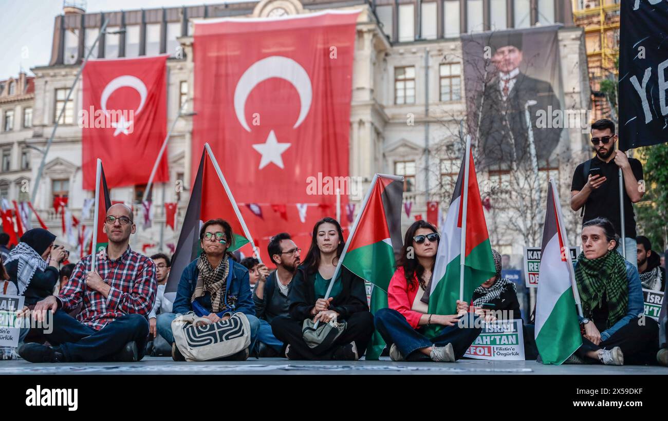 Istanbul, Turchia. 7 maggio 2024. I manifestanti tengono le bandiere mentre sono seduti sul pavimento durante la dimostrazione. Il gruppo Freedom for Palestine di Istanbul ha organizzato una marcia di solidarietà con Gaza, alzando la voce contro gli attacchi israeliani alla città di Rafah. Hanno cantato "lunga vita alla rivolta!" E 'lunga vita alla Palestina!' Mentre chiede il boicottaggio del commercio turco con Israele. (Foto di Shady Alassar/SOPA Images/Sipa USA) credito: SIPA USA/Alamy Live News Foto Stock