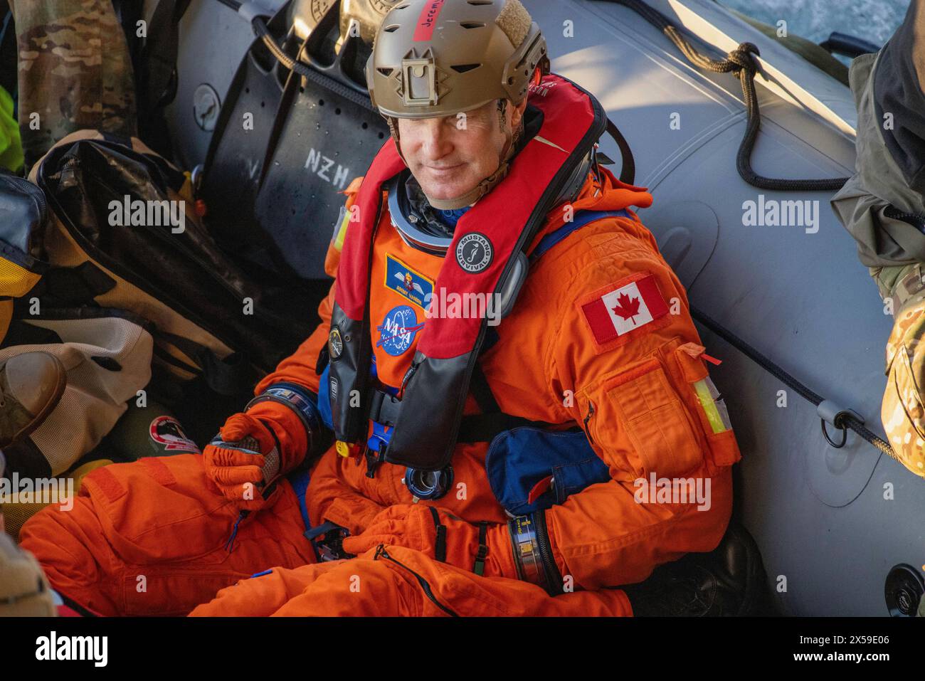 AL LARGO DELLA CALIFORNIA, Stati Uniti - 27 febbraio 2024 - l'astronauta CSA (Canadian Space Agency) della NASA, membro dell'equipaggio Artemis II, l'astronauta Jeremy Hansen, siede su una barca che segue la p Foto Stock