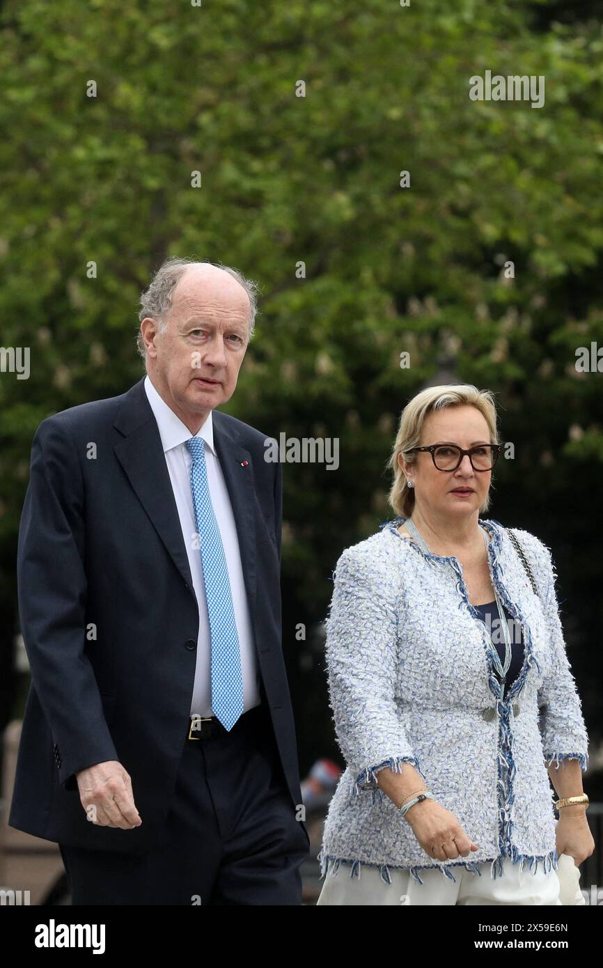 Parigi, Francia. 8 maggio 2024. Yves de Gaulle lors de la cérémonie de commémoration du 79ème anniversaire de la Victoire du 8 mai 1945, devant la Statue du Général de Gaulle, à Parigi, Francia, le 8 mai 2024. Il Presidente Emmanuel Macron durante la cerimonia commemorativa del 79° anniversario della Vittoria dell'8 maggio 1945, di fronte alla Statua del generale de Gaulle, a Parigi, in Francia, l'8 maggio 2024. Foto di Stephane Lemouton/Pool/ABACAPRESS. COM credito: Abaca Press/Alamy Live News Foto Stock