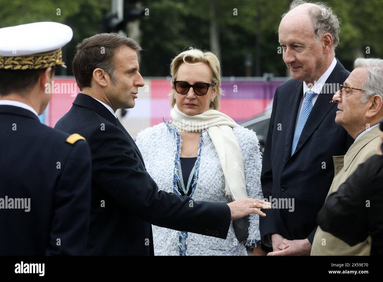 Parigi, Francia. 8 maggio 2024. Le président Emmanuel Macron, Yves de Gaulle lors de la cérémonie de commémoration du 79ème anniversaire de la Victoire du 8 mai 1945, devant la Statue du Général de Gaulle, à Parigi, Francia, le 8 mai 2024. Il Presidente Emmanuel Macron durante la cerimonia commemorativa del 79° anniversario della Vittoria dell'8 maggio 1945, di fronte alla Statua del generale de Gaulle, a Parigi, in Francia, l'8 maggio 2024. Foto di Stephane Lemouton/Pool/ABACAPRESS. COM credito: Abaca Press/Alamy Live News Foto Stock