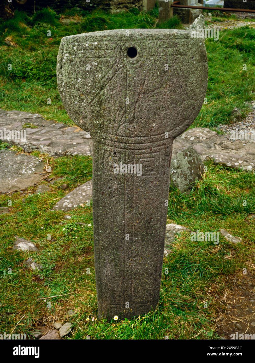 Se faccia di una meridiana C8th nel vecchio cimitero della chiesa di St Maolcethair, Kilmalkedar, Co Kerry, Repubblica d'Irlanda, con un buco di gnomone e linee del tempo Foto Stock