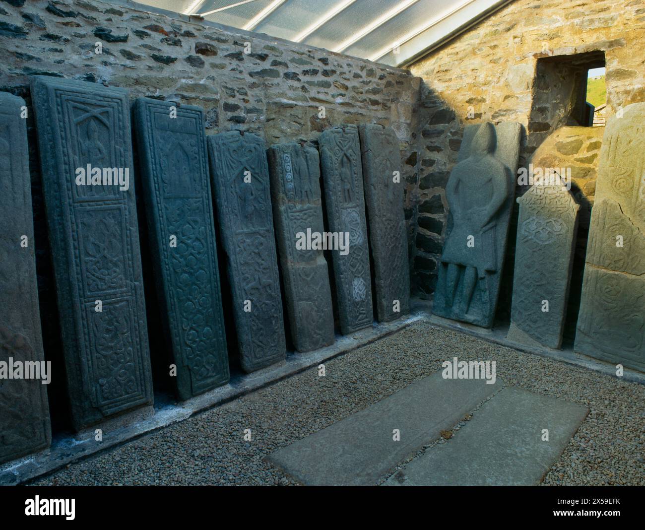 Una collezione di lastre tombali scolpite nel tardo medioevo delle Highland occidentali in un ex mausoleo a Kilmartin Churchyard, Kilmartin Glen, Argyll, Scozia, Regno Unito Foto Stock