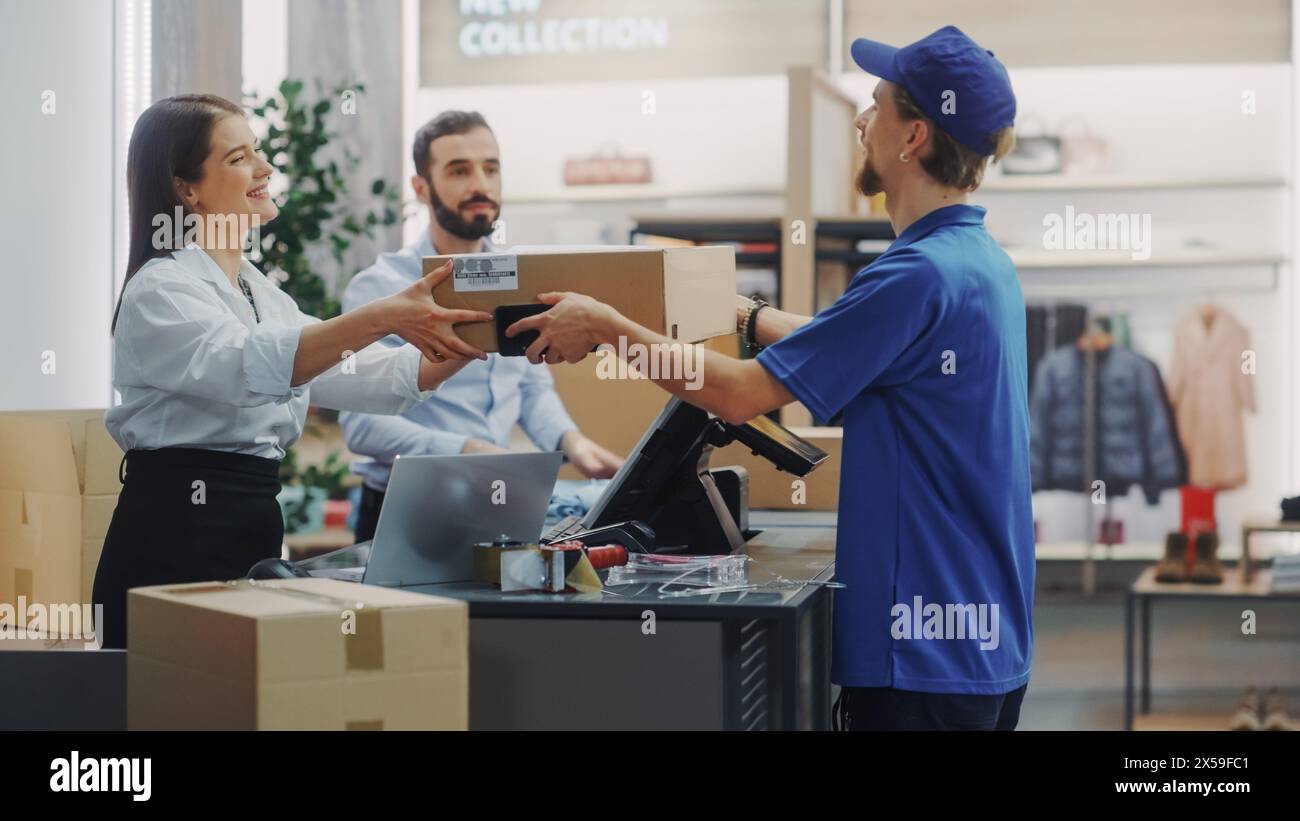 Banco cassa del negozio di abbigliamento: Manager vendite al dettaglio donna e uomo Give Package to Online Order Delivery person. Negozio alla moda, con eleganti design di marca disponibili su Internet Foto Stock