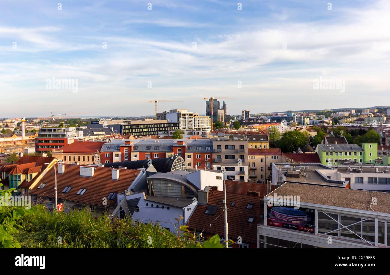 Panorama della città di Brno dalla torre del vecchio municipio di Brno, Repubblica Ceca, 8 maggio 2023 Foto Stock