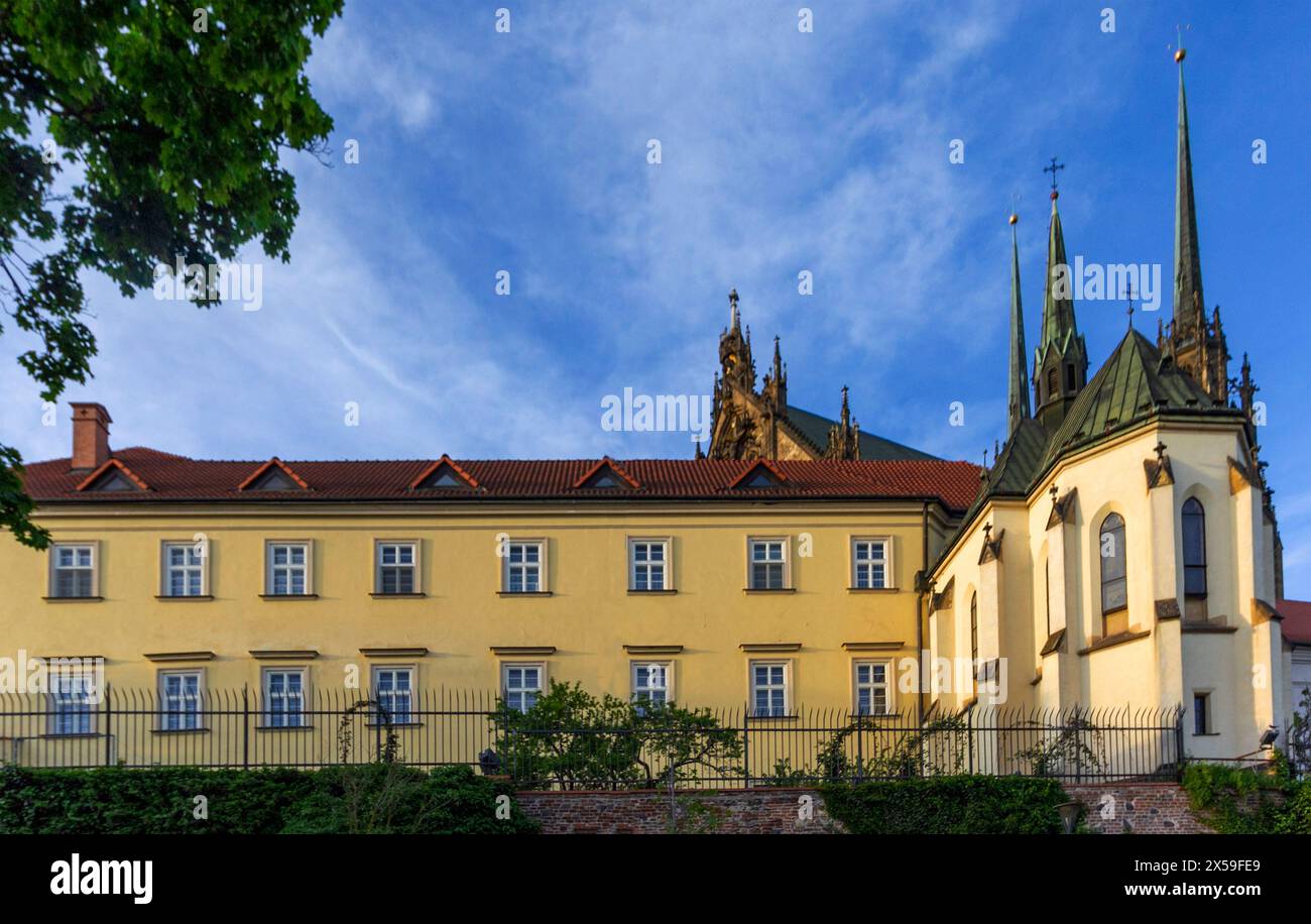 8 maggio 2023, Repubblica Ceca, Brno. Icone delle antiche chiese di Brno Petrov e del castello di Spilberk. Repubblica Ceca-Europa Foto Stock