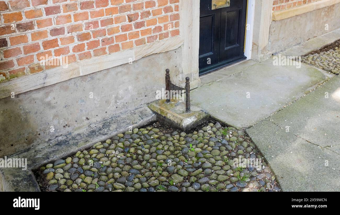 Raschietto in metallo stile Victozio all'esterno della porta di casa a High Street, Norton on Tees, Inghilterra, Regno Unito Foto Stock