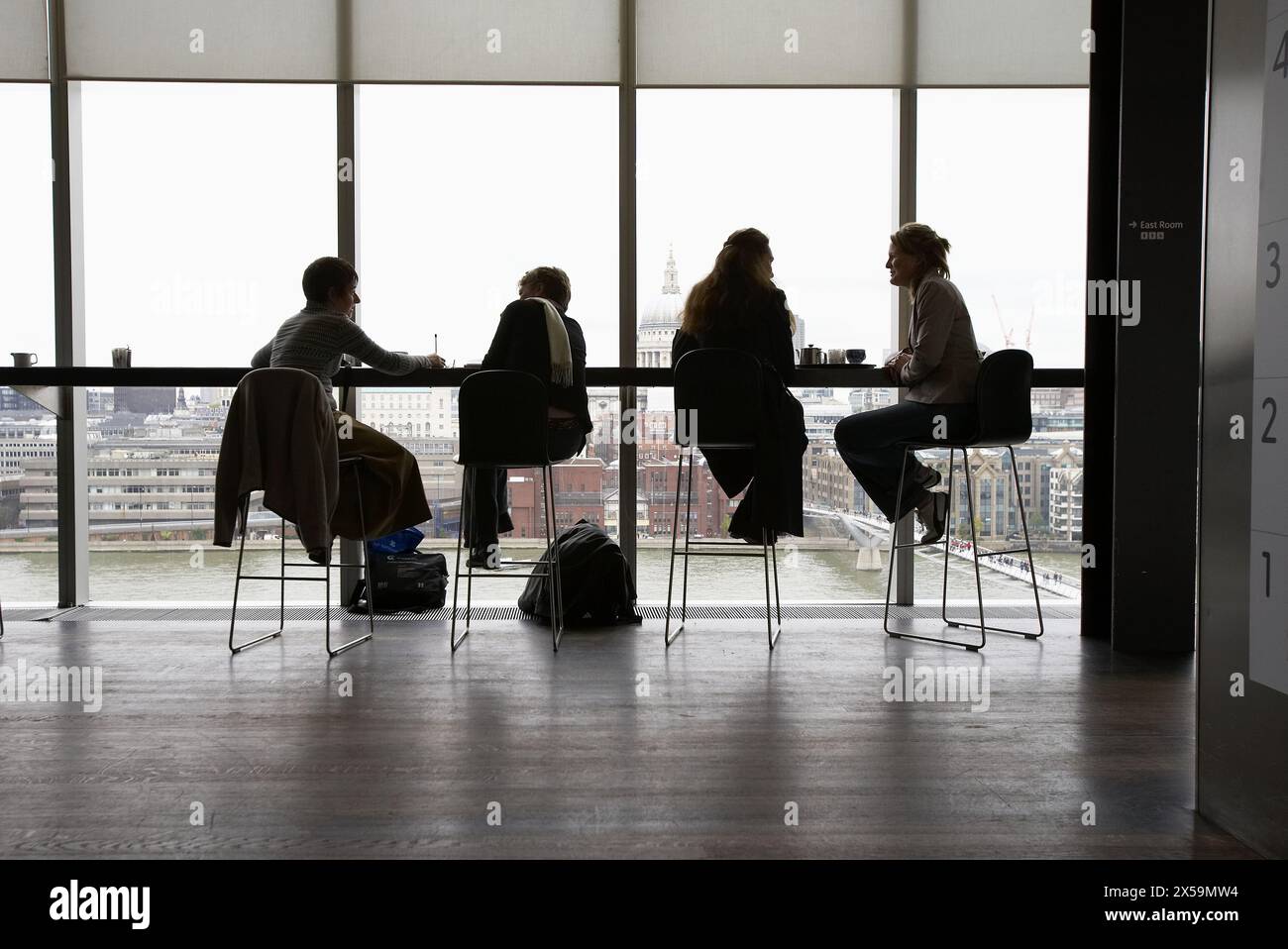 Café, Tate Modern, Londra. Inghilterra. REGNO UNITO. Foto Stock