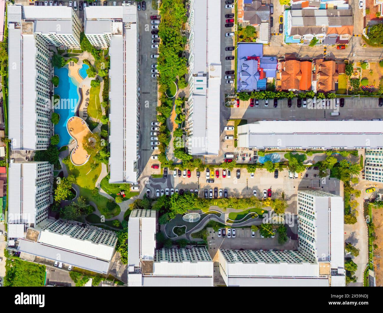 Complesso residenziale con piscina condominiale dall'alto e vista aerea tra bassi edifici. Foto Stock