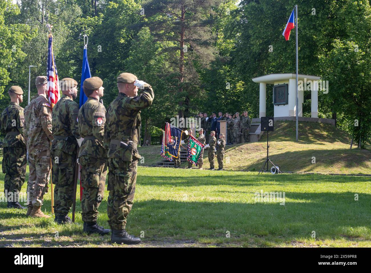 Ingresso cerimoniale delle truppe ceche e americane in occasione del 79° anniversario della giornata della Vittoria a Hranice, regione di Prerov, Repubblica Ceca, 8 maggio 2024. La fine della guerra è stata commemorata con i soldati della guarnigione locale circa 200 membri della Guardia Nazionale degli Stati Uniti, che sono attualmente impegnati nell'esercitazione immediate Response 2024 dell'Alleanza nella vicina area militare di Libava. Questo fa parte dell'esercitazione su larga scala Defender 24, che è stata progettata per testare il rapido dispiegamento delle forze statunitensi attraverso l'oceano in caso di minaccia per un alleato. (Foto CTK/Stanislav Helona) Foto Stock