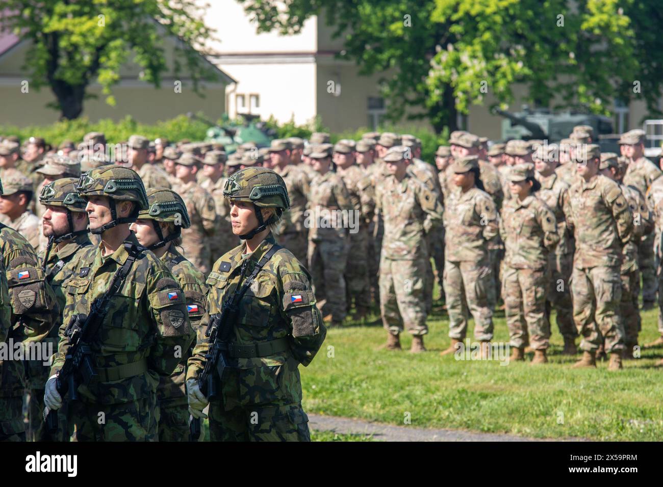 Ingresso cerimoniale delle truppe ceche e americane in occasione del 79° anniversario della giornata della Vittoria a Hranice, regione di Prerov, Repubblica Ceca, 8 maggio 2024. La fine della guerra è stata commemorata con i soldati della guarnigione locale circa 200 membri della Guardia Nazionale degli Stati Uniti, che sono attualmente impegnati nell'esercitazione immediate Response 2024 dell'Alleanza nella vicina area militare di Libava. Questo fa parte dell'esercitazione su larga scala Defender 24, che è stata progettata per testare il rapido dispiegamento delle forze statunitensi attraverso l'oceano in caso di minaccia per un alleato. (Foto CTK/Stanislav Helona) Foto Stock