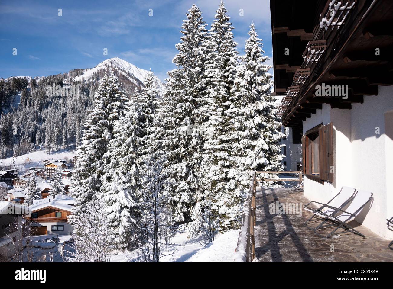 Località sciistica di Madonna di Campiglio, Trentino, Italia. Montagne dolomitiche sulla neve. Foto Stock