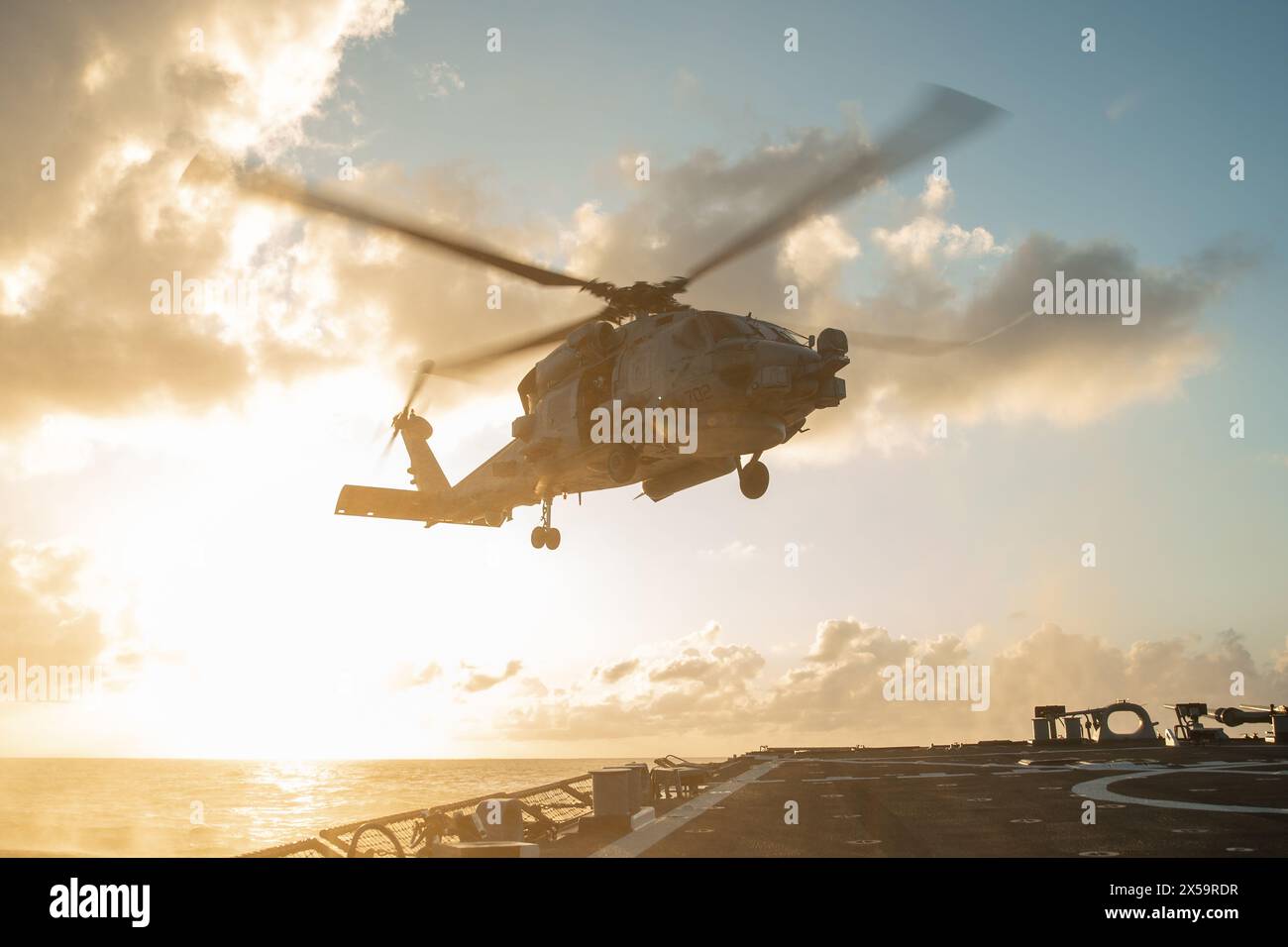 Un elicottero MH-60R Seahawk assegnato all'Helicopter Maritime Strike Squadron (HSM) 46 conduce le qualifiche di atterraggio sul ponte di volo di Arlei Foto Stock