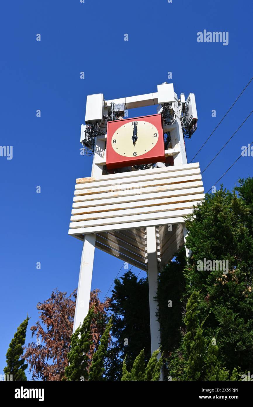 LA HABRA, CALIFORNIA - 28 APR 2024: Una torre dell'orologio e una torre cellulare su Whittier Boulevard. Foto Stock