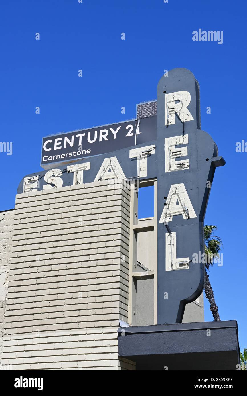 WHITTIER, CALIFORNIA - 28 aprile 2024: Cartello retro Century 21 Real Estate su Whittier Boulevard. Foto Stock