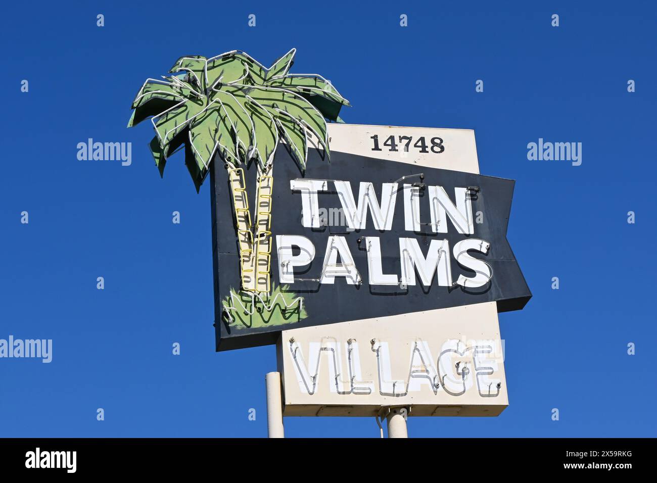 WHITTIER, CALIFORNIA - 28 aprile 2024: Cartello Twin Palms Village presso il centro commerciale retro Strip su Whittier Boulevard. Foto Stock