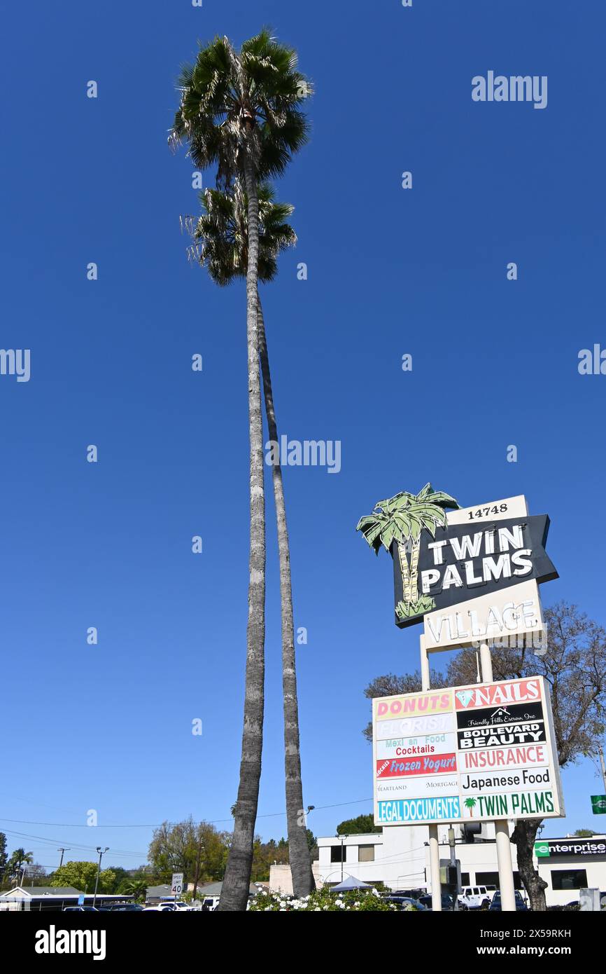WHITTIER, CALIFORNIA - 28 aprile 2024: Cartello Twin Palms Village presso il centro commerciale retro Strip su Whittier Boulevard. Foto Stock