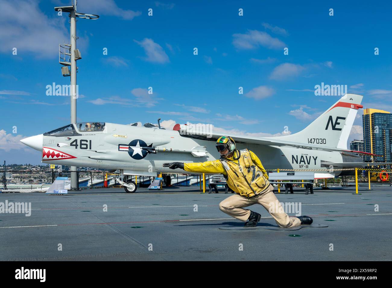Ufficiale del vettore aereo sul ponte di volo della USS Midway, San Diego, California Foto Stock