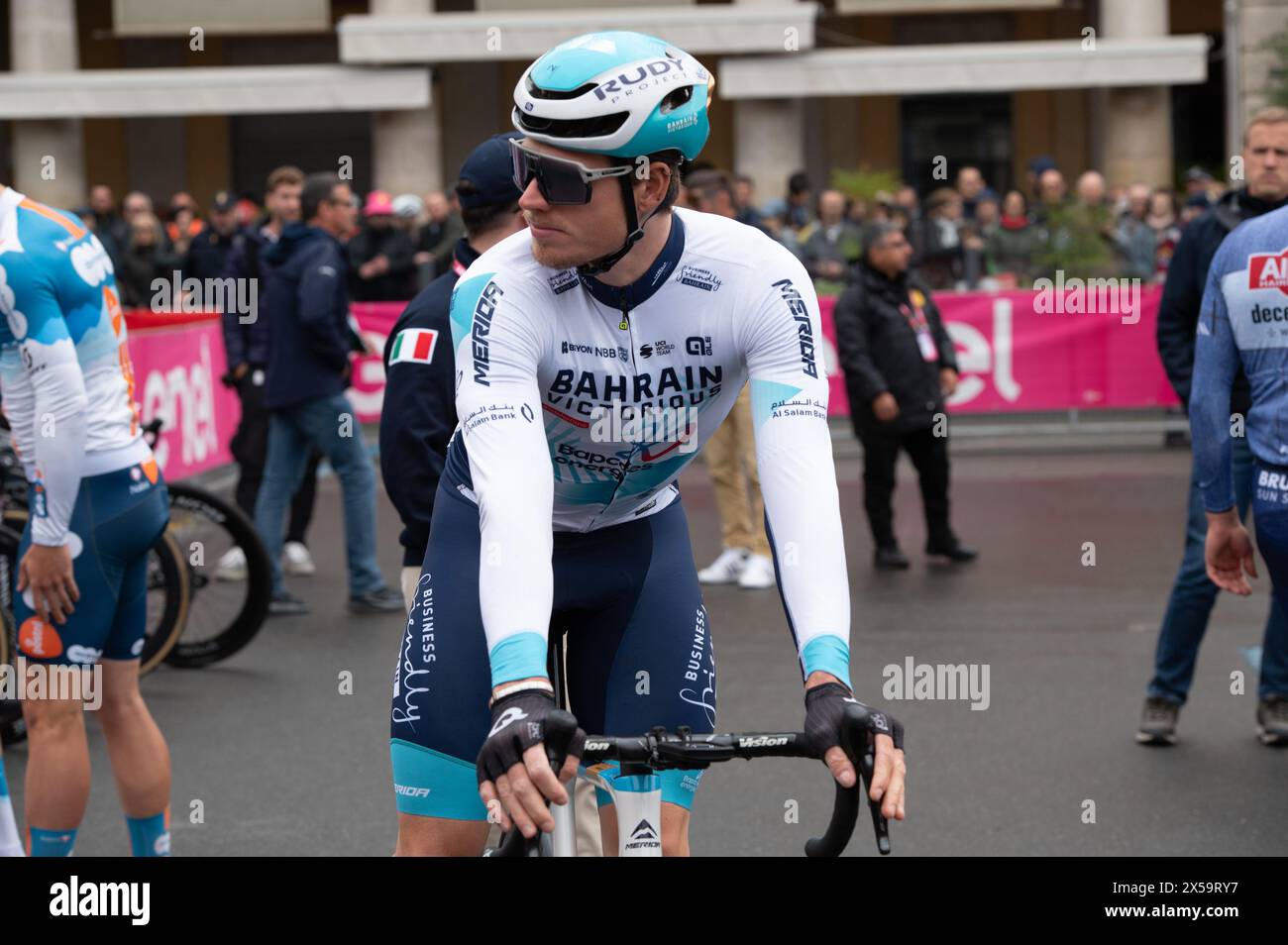 Novara, Italia. 6 maggio 2024. Jasha Sutterlin, team Bahrain Victorious durante la terza tappa - Novara-Fossano, gara giro d'Italia a Novara, Italia, 6 maggio 2024 Credit: Independent Photo Agency/Alamy Live News Foto Stock