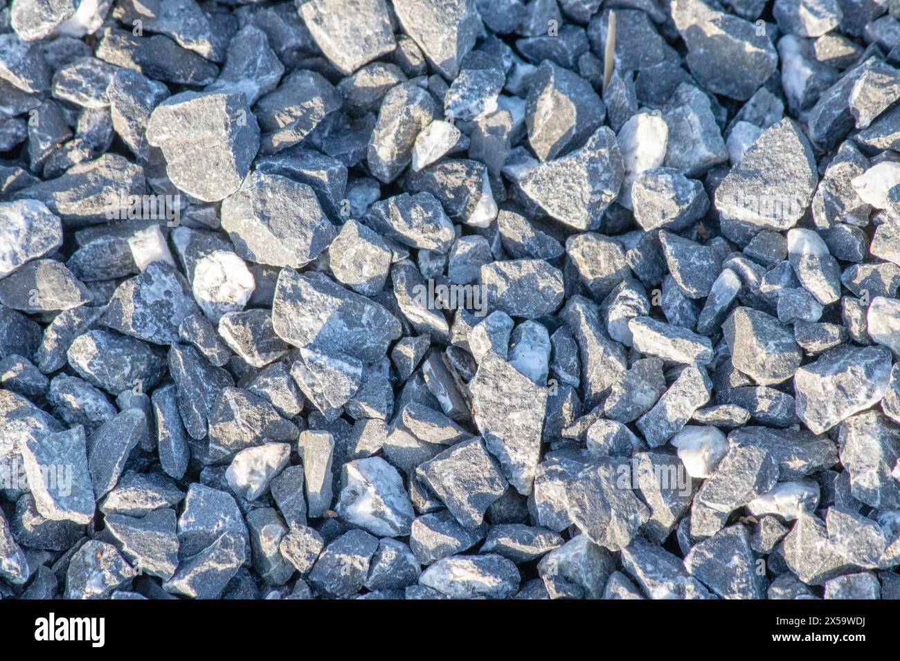 Sfondo naturale, carta da parati. Vista dall'alto del pavimento in pietra di ciottoli. Piccole pietre grigie. Trama. Ciottoli secchi grigi. Sopra, in alto. Niente persone, nessuno. Ghiaia. Foto Stock