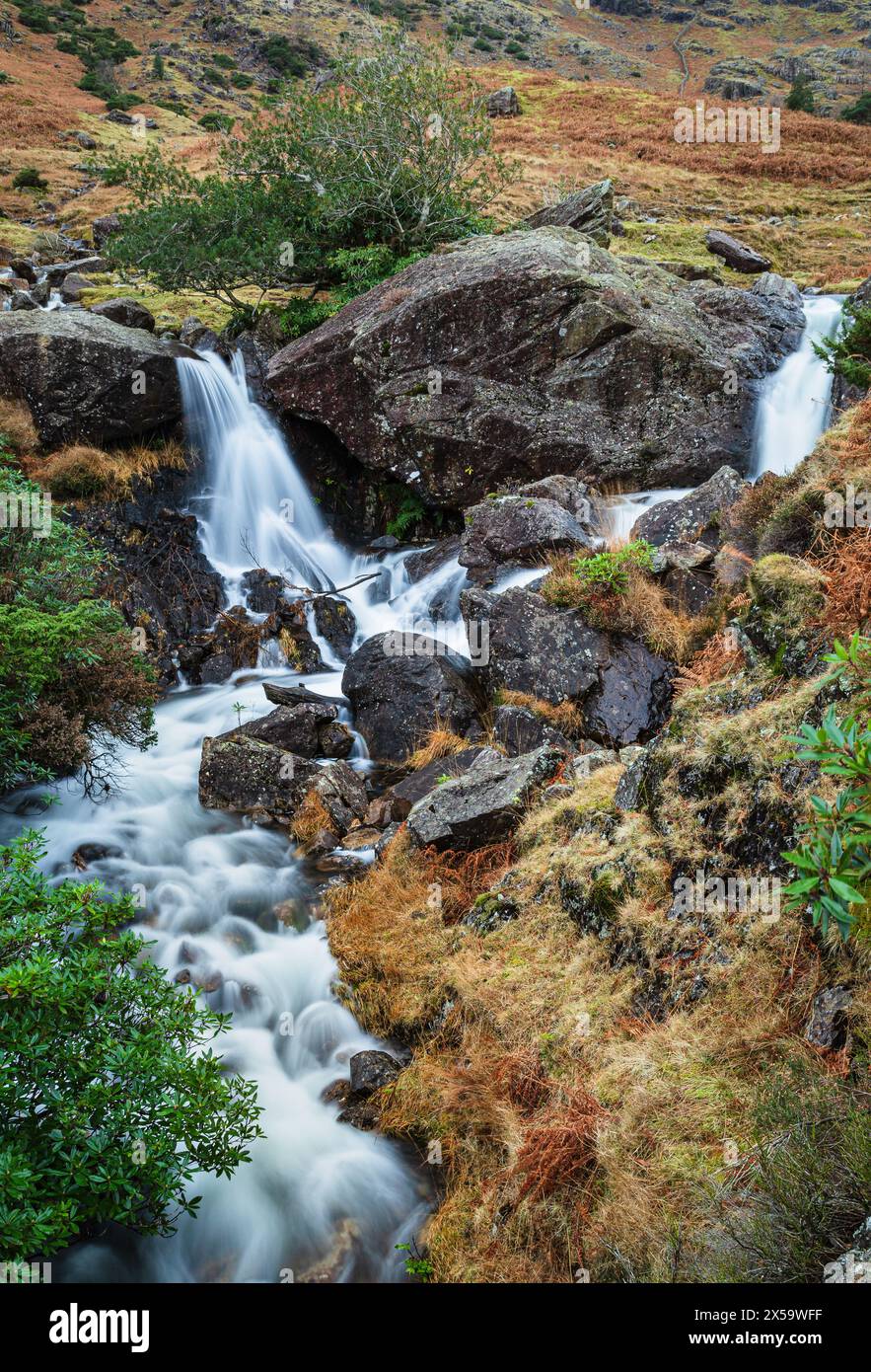 Bleamoss Beck, sotto Blea Tarn, il Lake District, Cumbria, Inghilterra. Il Lake District, noto anche come The Lakes o Lakeland, è una regione montuosa Foto Stock