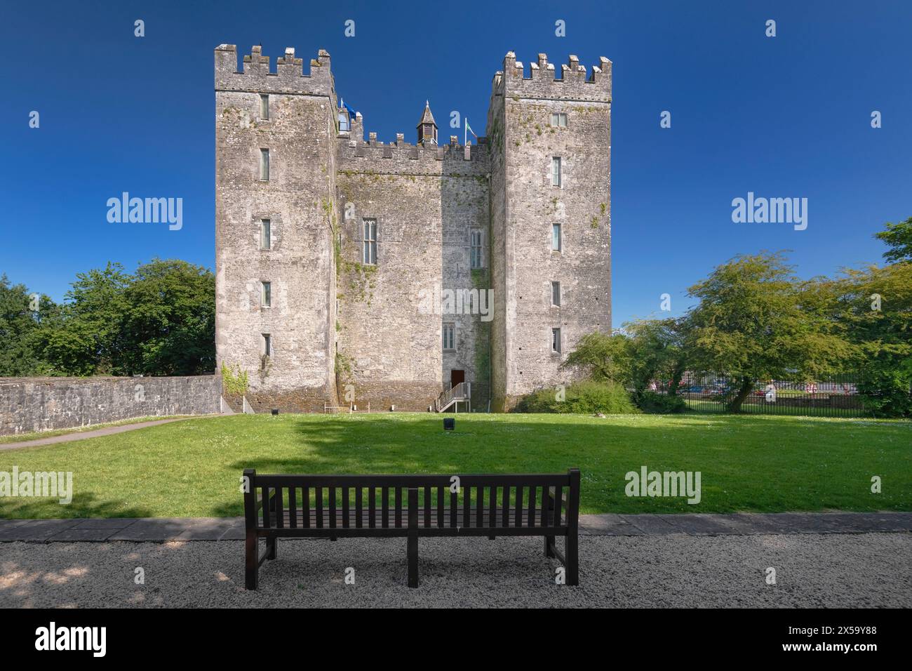 Repubblica d'Irlanda, Contea di Clare, Castello di Bunratty, una grande casa torre del XV secolo costruita dalla famiglia MacNamara intorno al 1425. Foto Stock