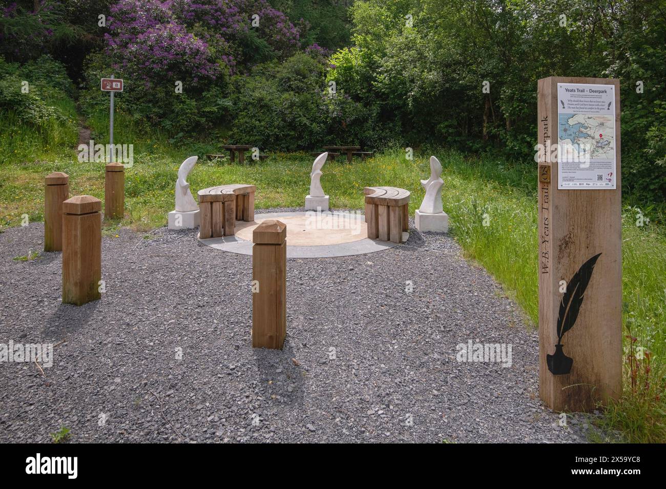 Repubblica d'Irlanda, Contea di Sligo, Yeats Trail, un percorso turistico segnalato con 14 località nella Contea di Sligo che hanno strette associazioni con il poeta WB Yeats, Yeats Trail numero 8 a Deerpark, questa installazione è stata creata dall'artista locale barra Cassidy presso il sito neolitico. Foto Stock
