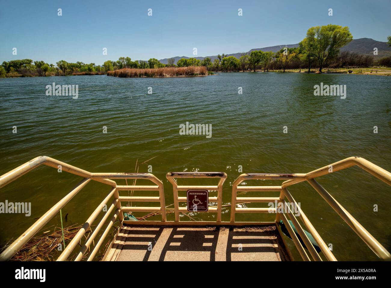 Disposizioni per l'accessibilità per le persone con disabilità - rampa di pesca ricreativa sul lago presso il Dead Horse Ranch State Park, Foto Stock
